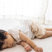 Posisi Tidur Bayi yang Benar: Terlentang, Tengkurap, atau Miring?