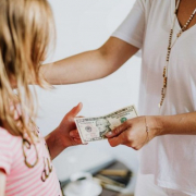 5 Kekeliruan Orangtua saat Perkenalkan Uang ke Anak